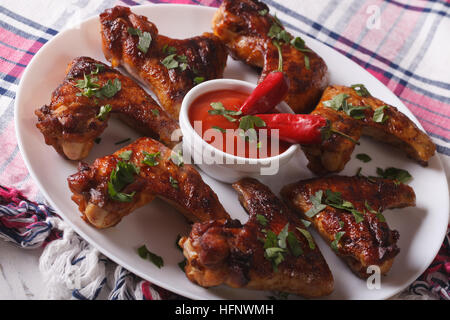 gegrillte Hähnchenflügel mit Chilischoten Nahaufnahme auf einer Platte heiß. horizontale Stockfoto
