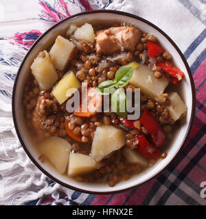 Hausgemachte Suppe der braune Linsen mit Huhn und Gemüse Nahaufnahme auf dem Tisch. Ansicht von oben Stockfoto