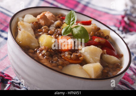 Linsensuppe mit Gemüse und Fleisch hautnah auf dem Tisch. Horizontale Stockfoto