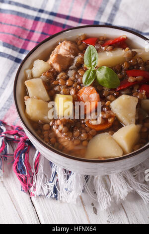 Linsensuppe mit Gemüse und Fleisch hautnah auf dem Tisch. vertikale Stockfoto