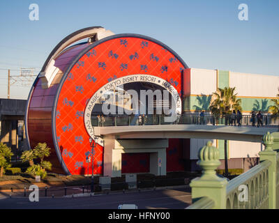 Eine Brücke verbindet den Bahnhof Maihama JR und das Tokyo Disneyland Freizeitpark Resort in Tokio, Japan. Stockfoto