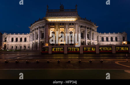 Wien, Österreich - 17. Mai 2016: Schöne Aussicht auf historische Burgtheater kaiserlichen Hoftheater in den Abend- und Zug Stockfoto