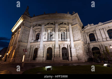 Schöne Aussicht auf historische Burgtheater kaiserlichen Hoftheater in den Abend, Wien, Österreich Stockfoto