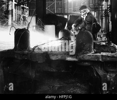 Schneiden von Stahl bei F. H. Lloyd & Company Limited in Darlaston West Midlands Großbritannien 1964 Flamme Stockfoto