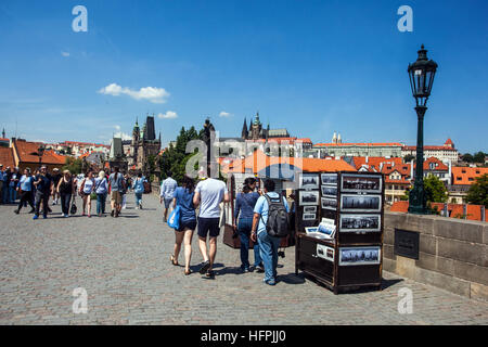 Prager Karlsbrücke Touristen, die entlang der Karlsbrücke spazieren Prag, Tschechische Republik Stockfoto