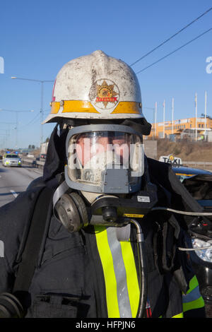 Feuerwehrmann mit Schutzausrüstung Stockfoto