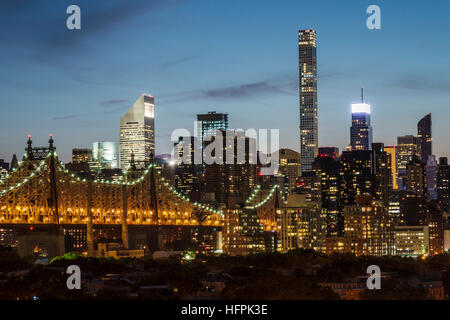 New York City, NY NYC Long Island City, Aussicht, Skyline von Manhattan, Gebäude, Ed Koch Queensboro Bridge, Dämmerung, Sonnenuntergang, Dämmerung, Lichter, NY160721116 Stockfoto