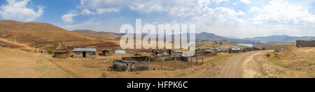 Panorama von einfachen Stein und Wellblechhütten in einem Dorf in der Nähe von Katse Dam in den Berg Königreich Lesotho, Afrika Stockfoto