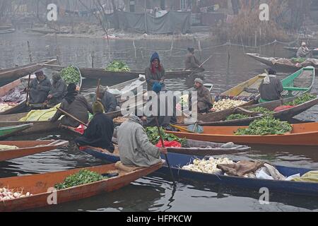 Indien. 31. Dezember 2016. Kashmiri Schiffer warten auf Kunden wie sie Gemüse am schwimmenden Gemüsemarkt in den Innenräumen des berühmten Dal-See in Srinagar zu verkaufen, die Sommerhauptstadt der indischen Kaschmir auf 31. Dezember 2016 gesteuert. Gemüse auf dem schwimmenden Markt verkauft werden zu vielen Teilen von Srinagar in Kaschmir geliefert. Verkauf von Gemüse ist die Hauptquelle des Einkommens für die Bewohner der Innenräume des Dal-See gewesen. © Faisal Khan/Pacific Press/Alamy Live-Nachrichten Stockfoto