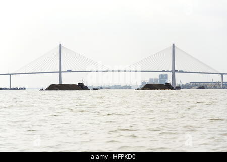 MY THO, VIETNAM - 14 Februar: Boot mit Boden schwimmend auf Mekong mit Rach Mieu Brücke am 14. Februar 2012 in My Tho, Vietnam. Stockfoto