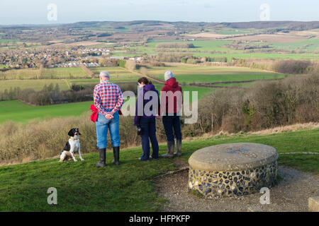 Die Leute, die auf der Suche nach Ansicht mit einem Hund von Wye Krone Millennium Stein in Wye National Nature Reserve auf North Downs Way. Stern-dreieck Downs Ashford Kent England Großbritannien Stockfoto