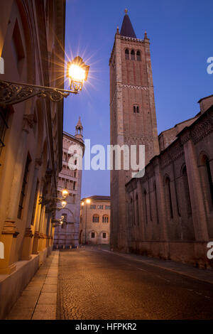 Am frühen Morgendämmerung über den Dom und Baptisterium entlang über Kardinal Ferrari, Parma, Emilia-Romagna, Italien Stockfoto