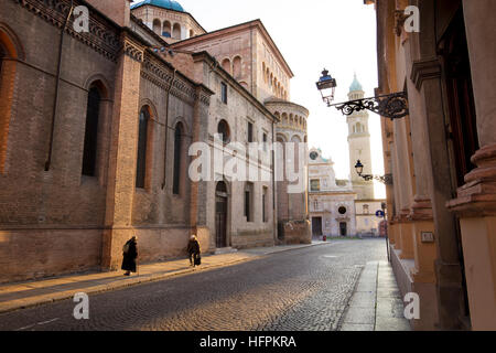 Sunrise Blick entlang über Kardinal Ferrari mit dem Dom und der Chiesa San Giovanni, Parma, Emilia-Romagna, Italien Stockfoto