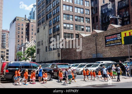 New York City, NY NYC, Manhattan, Nomad, West 28th Street, Parkplatz, männlicher Junge Jungen Junge Junge Kinder Kinder Kinder, Mädchen Mädchen, weiblicher junger Junge Stockfoto