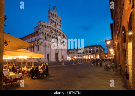 Dämmerung über Chiesa di San Michele und Piazza San Michele, Lucca, Toskana Italien Stockfoto