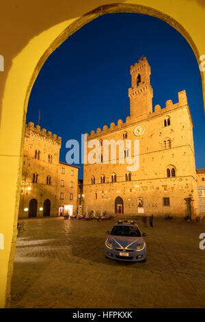 Dämmerung über Palazzo dei Priori und die mittelalterliche Stadt Volterra, Toskana, Italien Stockfoto