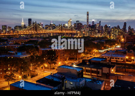 New York City, NY NYC Long Island City, Aussicht, Skyline von Manhattan, Gebäude, Ed Koch Queensboro Bridge, Dämmerung, Sonnenuntergang, Dämmerung, Lichter, Jacob Riis Nachbarschaft S Stockfoto