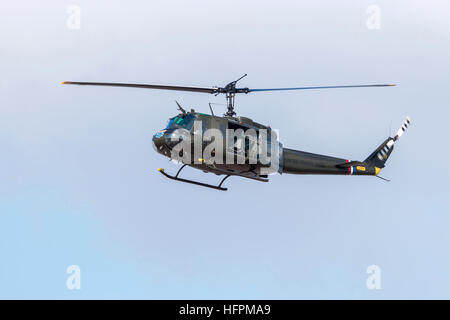 Der Bell UH-1 Iroquois Militärhubschrauber, den Spitznamen der Huey anzeigen, um die Massen auf der Southport airshow Stockfoto