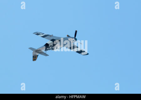 Vintage North American Aviation p-51 Mustang Einzelsitz Kämpfer um die Massen auf der Airshow anzeigen Stockfoto