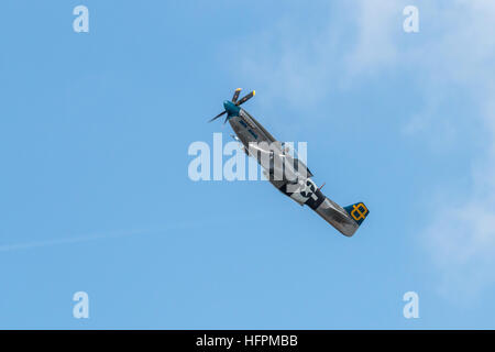 Vintage North American Aviation p-51 Mustang Einzelsitz Kämpfer um die Massen auf der Airshow anzeigen Stockfoto