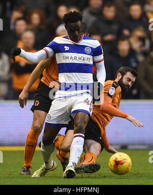 Wolverhampton Wanderers Jack Price (rechts) Foulspiel von Queens Park Rangers Idrissa Sylla (links), während der Himmel Bet Meisterschaftsspiel bei Molineux, Wolverhampton. Stockfoto