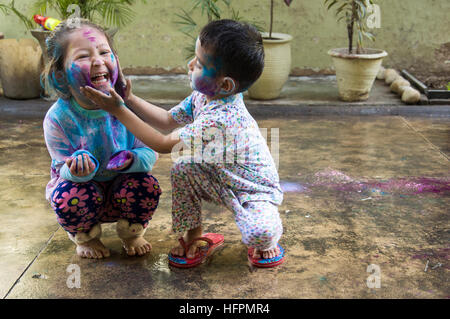 Kinder feiern Holi, das Fest der Farben.