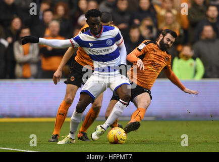 Wolverhampton Wanderers Jack Price (rechts) Foulspiel von Queens Park Rangers Idrissa Sylla (links), während der Himmel Bet Meisterschaftsspiel bei Molineux, Wolverhampton. Stockfoto