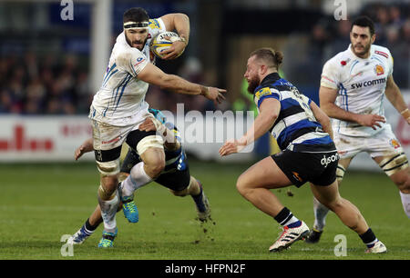 Von Exeter City Don Armand von Bath Zach Mercer während der Aviva Premiership Spiel im Spielgelände, Bad in Angriff genommen wird. Stockfoto