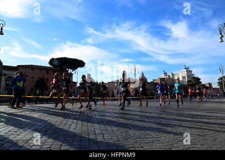 Roma, Italien. 31. Dezember 2016. Am Tag des San Silvestro kehrt Atleticom wir laufen Rom, das Rennen-Ereignis, das als eines der wichtigsten 10 km in Italien und Europa etabliert hat. © Matteo Nardone/Pacific Press/Alamy Live-Nachrichten Stockfoto