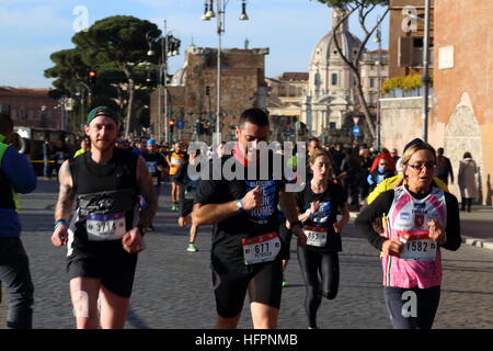 Roma, Italien. 31. Dezember 2016. Am Tag des San Silvestro kehrt Atleticom wir laufen Rom, das Rennen-Ereignis, das als eines der wichtigsten 10 km in Italien und Europa etabliert hat. © Matteo Nardone/Pacific Press/Alamy Live-Nachrichten Stockfoto