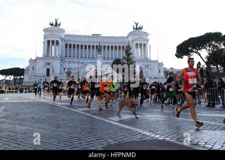 Roma, Italien. 31. Dezember 2016. Am Tag des San Silvestro kehrt Atleticom wir laufen Rom, das Rennen-Ereignis, das als eines der wichtigsten 10 km in Italien und Europa etabliert hat. © Matteo Nardone/Pacific Press/Alamy Live-Nachrichten Stockfoto