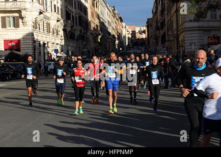 Roma, Italien. 31. Dezember 2016. Am Tag des San Silvestro kehrt Atleticom wir laufen Rom, das Rennen-Ereignis, das als eines der wichtigsten 10 km in Italien und Europa etabliert hat. © Matteo Nardone/Pacific Press/Alamy Live-Nachrichten Stockfoto