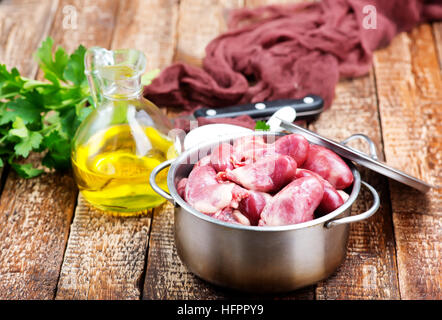Ente-Herzen in Schüssel geben und auf einem Tisch Stockfoto