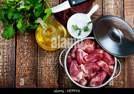 Ente-Herzen in Schüssel geben und auf einem Tisch Stockfoto