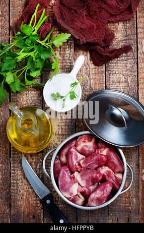 Ente-Herzen in Schüssel geben und auf einem Tisch Stockfoto