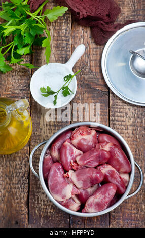 Ente-Herzen in Schüssel geben und auf einem Tisch Stockfoto