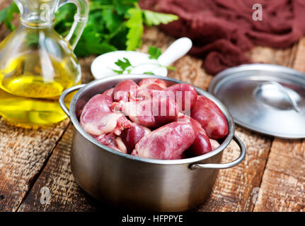 Ente-Herzen in Schüssel geben und auf einem Tisch Stockfoto