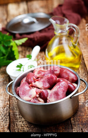 Ente-Herzen in Schüssel geben und auf einem Tisch Stockfoto