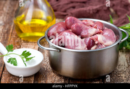 Ente-Herzen in Schüssel geben und auf einem Tisch Stockfoto