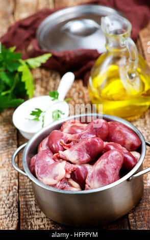 Ente-Herzen in Schüssel geben und auf einem Tisch Stockfoto
