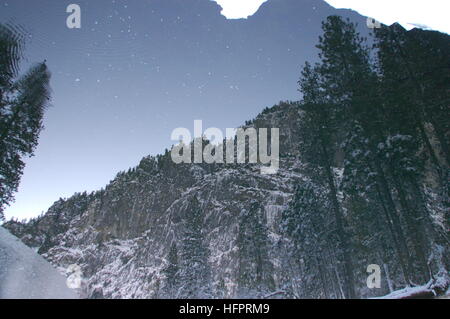 Ein Spiegelbild der die Granitwände des Yosemite in den noch winter Merced River. Yosemite Valley, CA Stockfoto