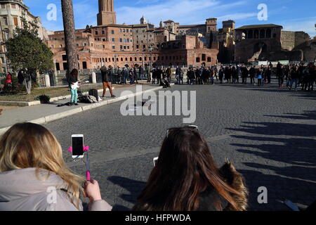 Roma, Italien. 31. Dezember 2016. Emotionen der Menschen und Touristen im Herzen von Rom, zwischen Piazza Venezia und dem Kolosseum, gesteuert durch Polizei und Sicherheit Kräfte © Matteo Nardone/Pacific Press/Alamy Live News Stockfoto