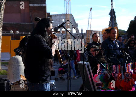 Roma, Italien. 31. Dezember 2016. Emotionen der Menschen und Touristen im Herzen von Rom, zwischen Piazza Venezia und dem Kolosseum, gesteuert durch Polizei und Sicherheit Kräfte © Matteo Nardone/Pacific Press/Alamy Live News Stockfoto