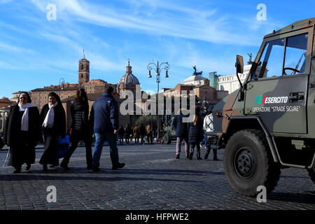 Roma, Italien. 31. Dezember 2016. Emotionen der Menschen und Touristen im Herzen von Rom, zwischen Piazza Venezia und dem Kolosseum, gesteuert durch Polizei und Sicherheit Kräfte © Matteo Nardone/Pacific Press/Alamy Live News Stockfoto