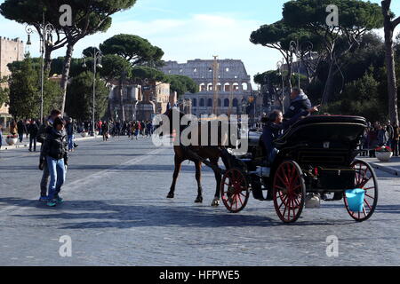 Roma, Italien. 31. Dezember 2016. Emotionen der Menschen und Touristen im Herzen von Rom, zwischen Piazza Venezia und dem Kolosseum, gesteuert durch Polizei und Sicherheit Kräfte © Matteo Nardone/Pacific Press/Alamy Live News Stockfoto