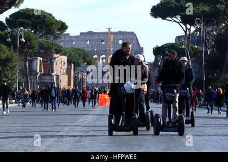 Roma, Italien. 31. Dezember 2016. Emotionen der Menschen und Touristen im Herzen von Rom, zwischen Piazza Venezia und dem Kolosseum, gesteuert durch Polizei und Sicherheit Kräfte © Matteo Nardone/Pacific Press/Alamy Live News Stockfoto