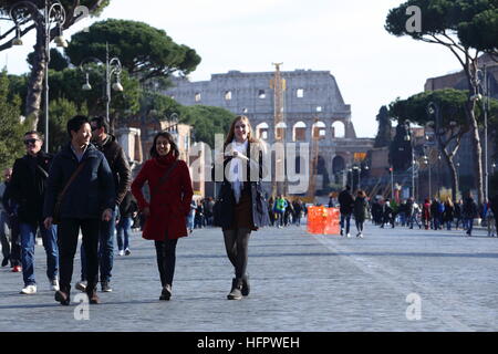 Roma, Italien. 31. Dezember 2016. Emotionen der Menschen und Touristen im Herzen von Rom, zwischen Piazza Venezia und dem Kolosseum, gesteuert durch Polizei und Sicherheit Kräfte © Matteo Nardone/Pacific Press/Alamy Live News Stockfoto