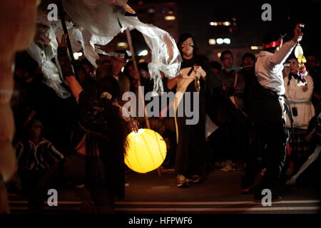 Um auf Folkloretraditionen und gewinnen wieder geistige Zusammenhänge zwischen Ortszeit taiwanesischen und moderne Haltung, fand Wallfahrt eine wilde Jugend als eine außergewöhnliche Silvester-Veranstaltung in Taiwan statt. Parade, bestehend aus massiven Installation Kunstwerke, Einheiten mit kostenlosen Marmelade aus Musik und Tanz, Rituale um moderne Plagen zu vertreiben marschierten von Sun Yat-Sen Memorial Hall in Taipeh bis hin zu Dadaocheng Wharf. Die Teilnehmer eingefärbt Fingerabdrücke und schrieb Wünsche auf goldenen Bütten mit den Papier-Tempel verbunden. Der Tempel wird unter Zhongxiao Brücke vor der Morgendämmerung abgebrannt werden Stockfoto