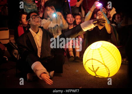 Um auf Folkloretraditionen und gewinnen wieder geistige Zusammenhänge zwischen Ortszeit taiwanesischen und moderne Haltung, fand Wallfahrt eine wilde Jugend als eine außergewöhnliche Silvester-Veranstaltung in Taiwan statt. Parade, bestehend aus massiven Installation Kunstwerke, Einheiten mit kostenlosen Marmelade aus Musik und Tanz, Rituale um moderne Plagen zu vertreiben marschierten von Sun Yat-Sen Memorial Hall in Taipeh bis hin zu Dadaocheng Wharf. Die Teilnehmer eingefärbt Fingerabdrücke und schrieb Wünsche auf goldenen Bütten mit den Papier-Tempel verbunden. Der Tempel wird unter Zhongxiao Brücke vor der Morgendämmerung abgebrannt werden Stockfoto