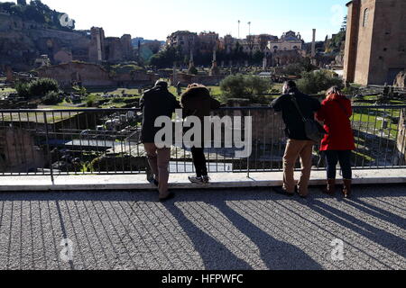 Roma, Italien. 31. Dezember 2016. Emotionen der Menschen und Touristen im Herzen von Rom, zwischen Piazza Venezia und dem Kolosseum, gesteuert durch Polizei und Sicherheit Kräfte © Matteo Nardone/Pacific Press/Alamy Live News Stockfoto